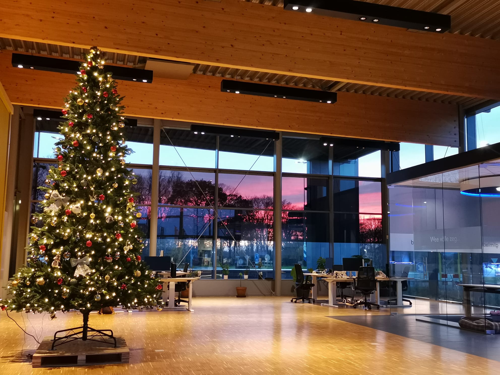 kantoor met kerstboom